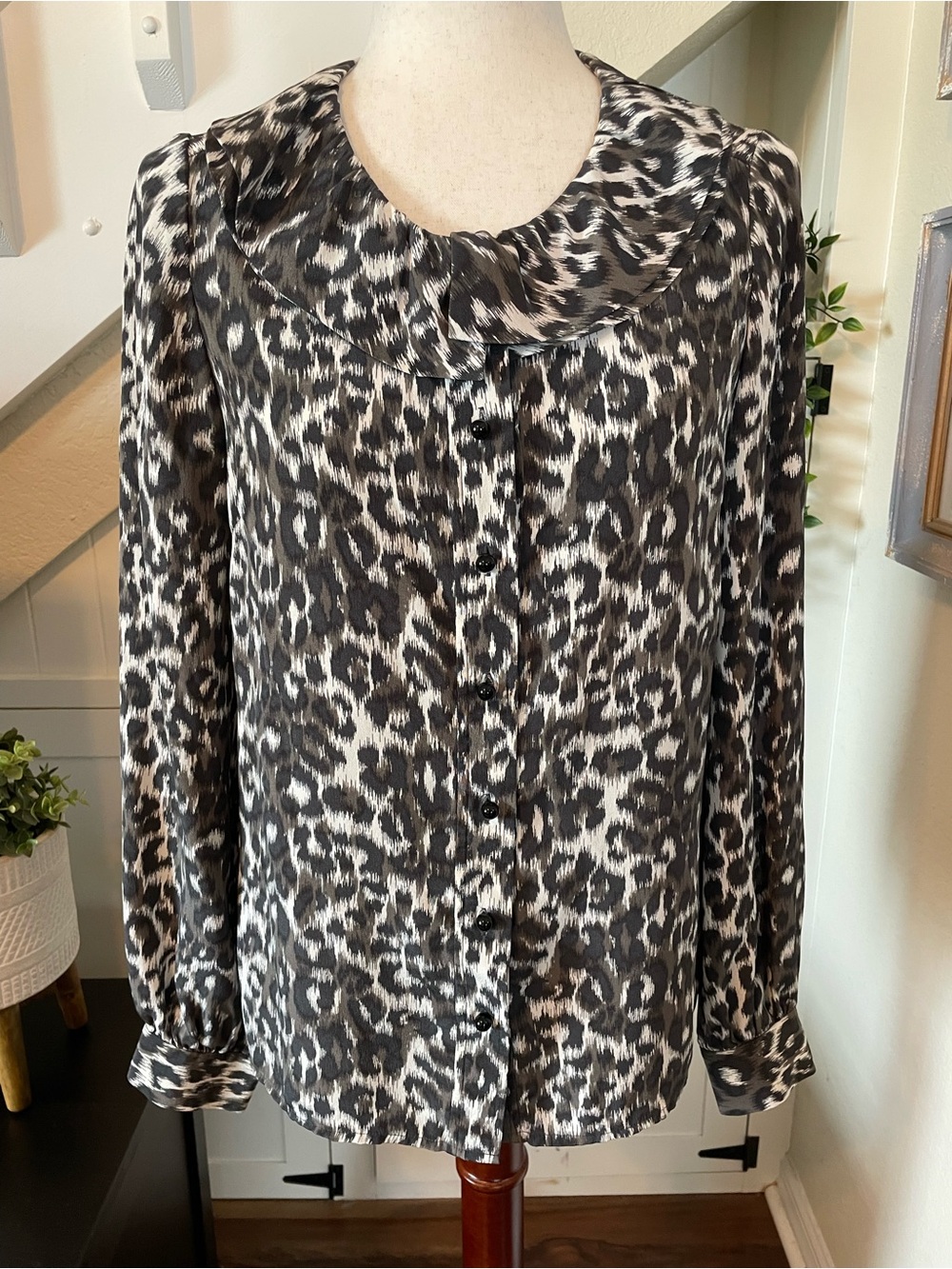 Kate Spade New York Grey 100% Silk Leopard Ruffle Collar Blouse Sz 6